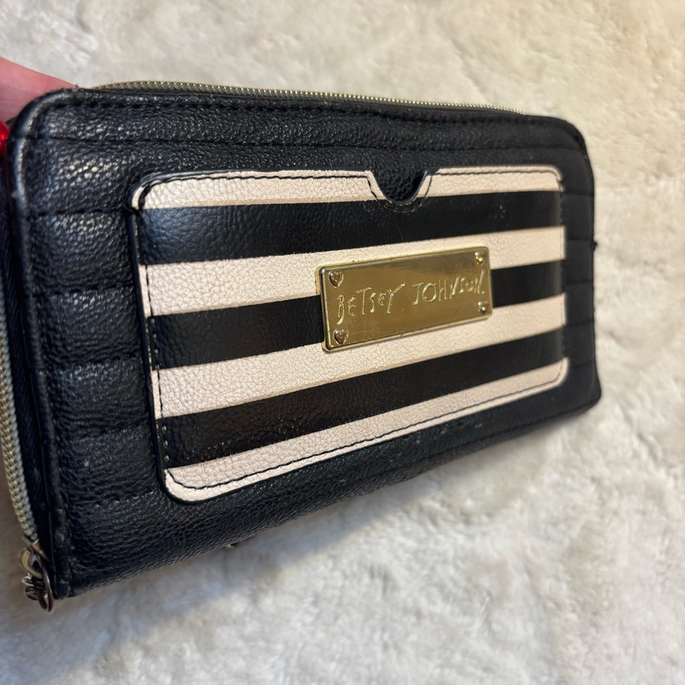 Betsey Johnson Wallet Black Cream Striped Wristlet Faux Leather Ziparound FLAWS - Picture 4 of 16
